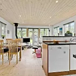 בית נופש 3 Bedroom Stunning In אוטרופ